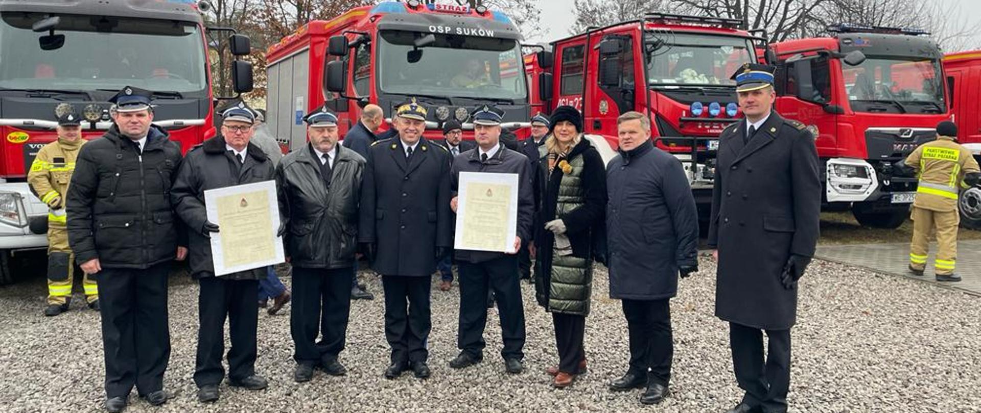 Fotografia przedstawiająca wręczenie decyzji Komendanta Głównego o włączeniu jednostki OSP Nowy Dwór oraz OSP Bieszków Górny do KSRG