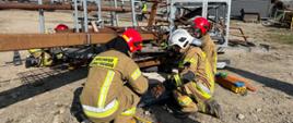 Na zdjęciu strażacy podnoszą konstrukcję z wykorzystaniem poduszek pneumatycznych
