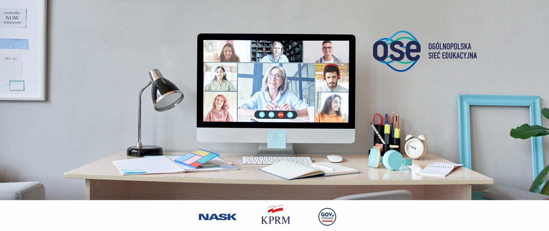 Zdjęcie biurka, na którym stoi komputer. Na ekranie komputera widać (na środku) nauczycielkę prowadzącą lekcje, po bokach - zdjęcia uczniów. W prawym górnym rogu - logo OSE Ogólnopolskiej Sieci Edukacyjnej.