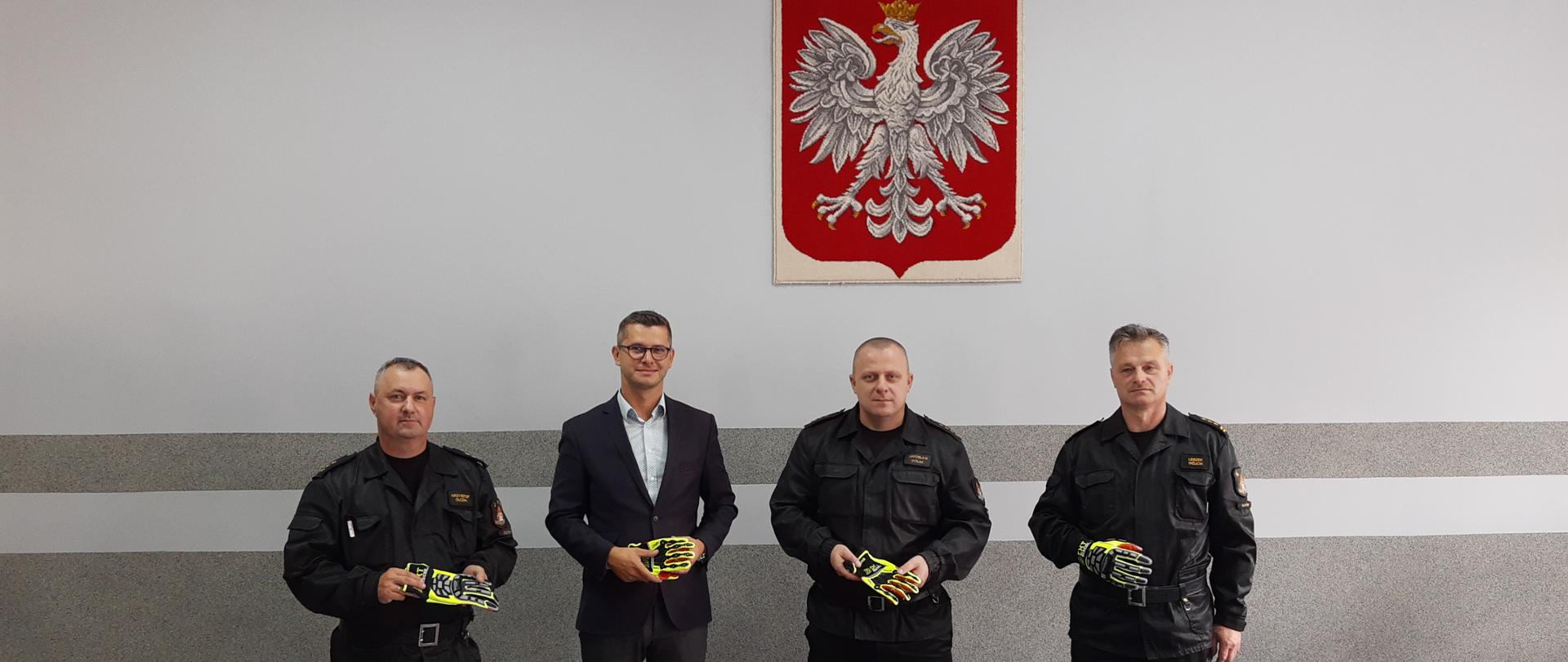 Przekazanie rękawiczek ochronnych 