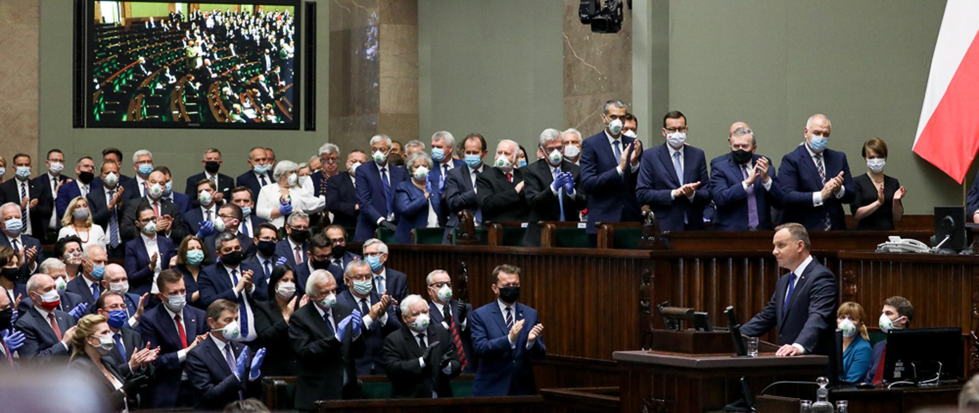 Prezydent przemawia w sejmie. 