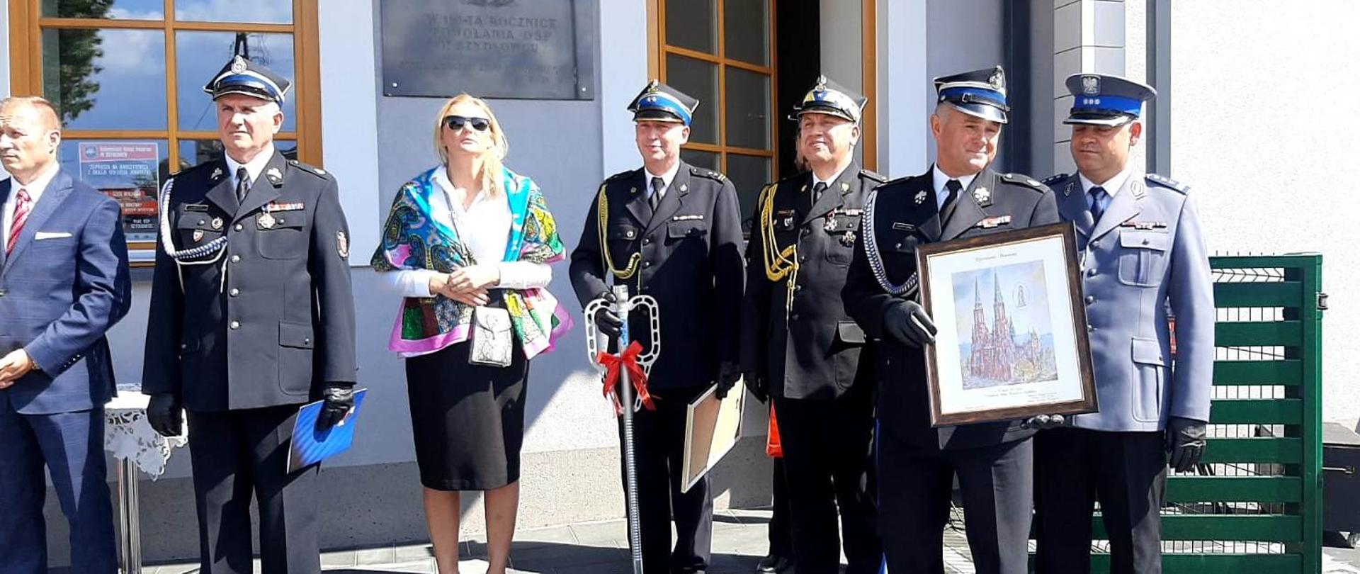 Zaproszeni goście podczas uroczystego apelu.