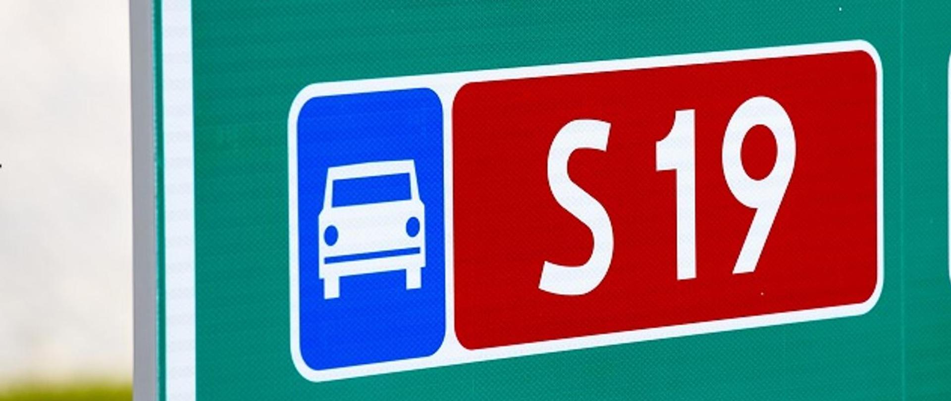 Zbliżenie tablicy kierunkowej z oznaczeniem drogi ekspresowej nr S19