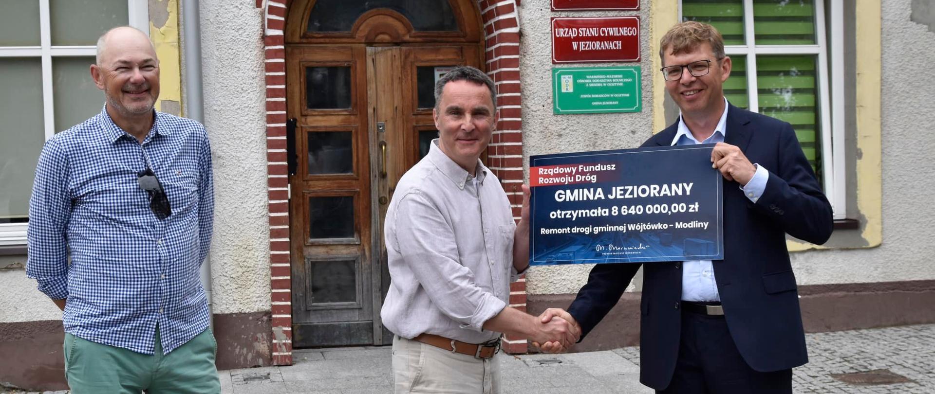 Jeziorany otrzymały 8,6 mln zł na remont drogi. Wojewoda Artur Chojecki przekazał promesę
