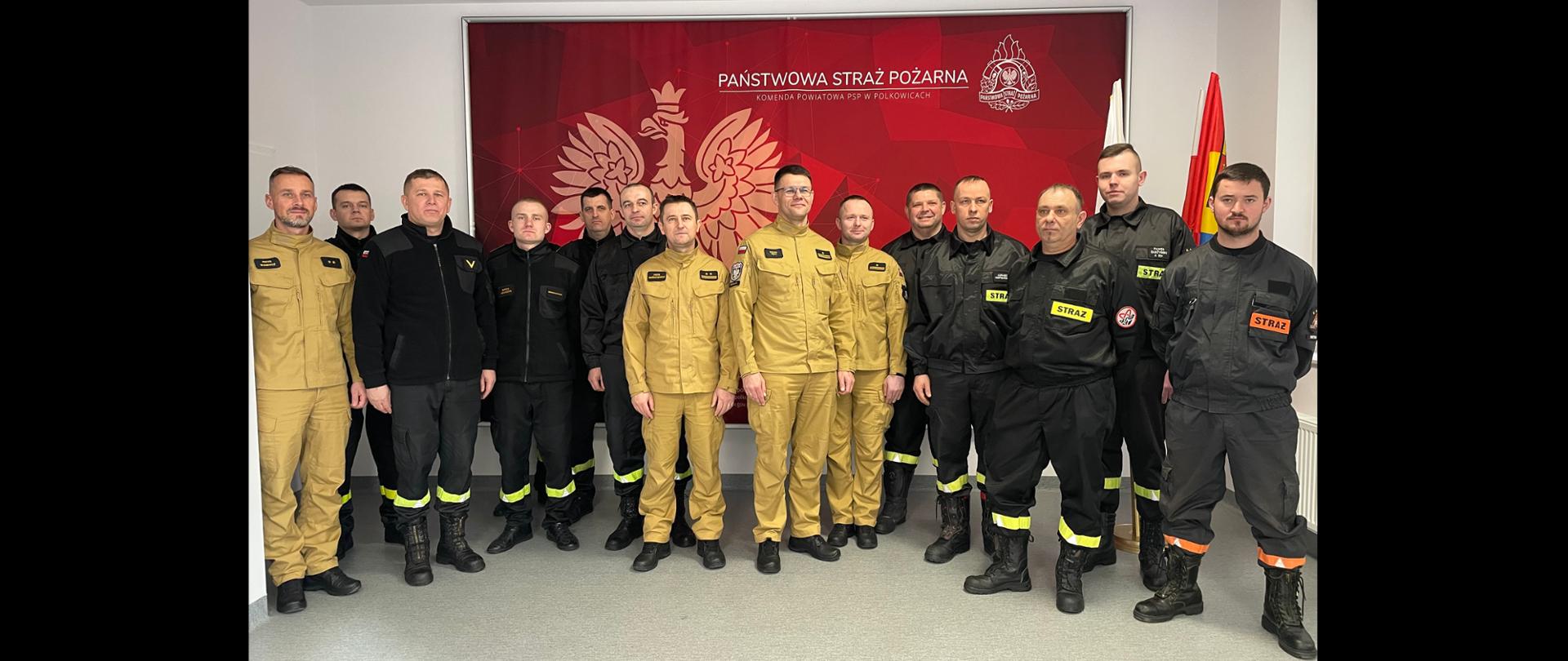 Zdjęcie absolwentów szkolenia na prawo jazdy kategorii C dla strażaków OSP w KSRG