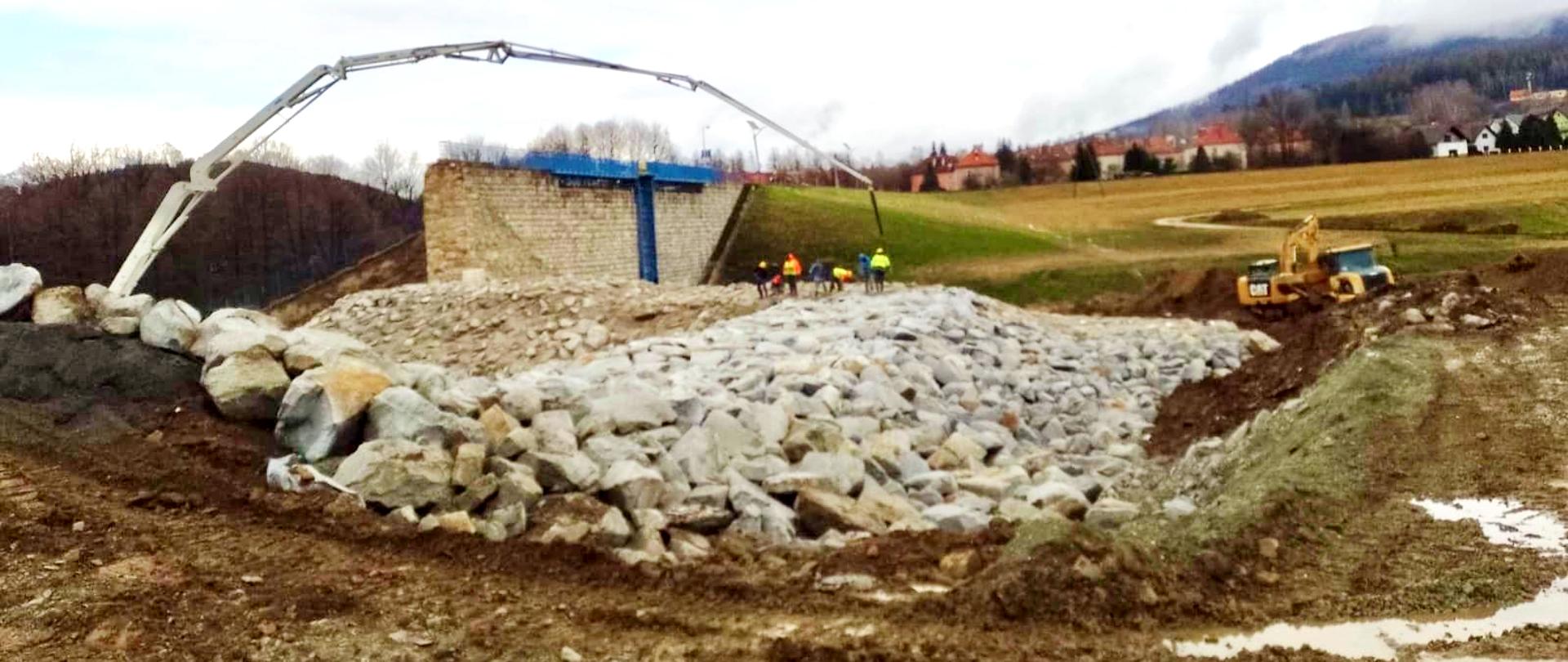 Finał prac zabezpieczających zbiornik Stronie Śląskie na potoku Morawka.