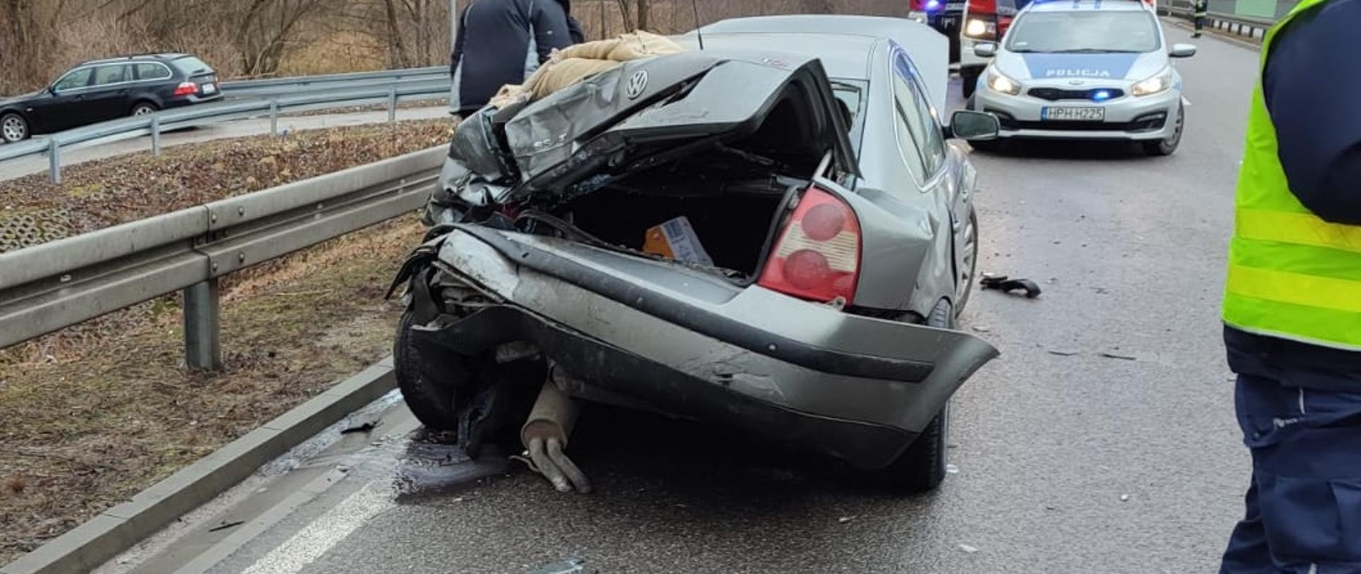 Zderzenie busa z pojazdem osobowym