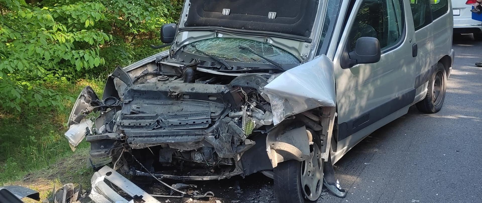 Zdjęcie przedstawia samochody po zdarzeniu drogowym.