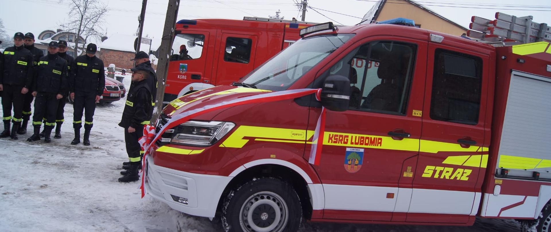 Na zdjęciu nowy samochód pożarniczy OSP Lubomia. W tle zbiórka druhów OSP.
