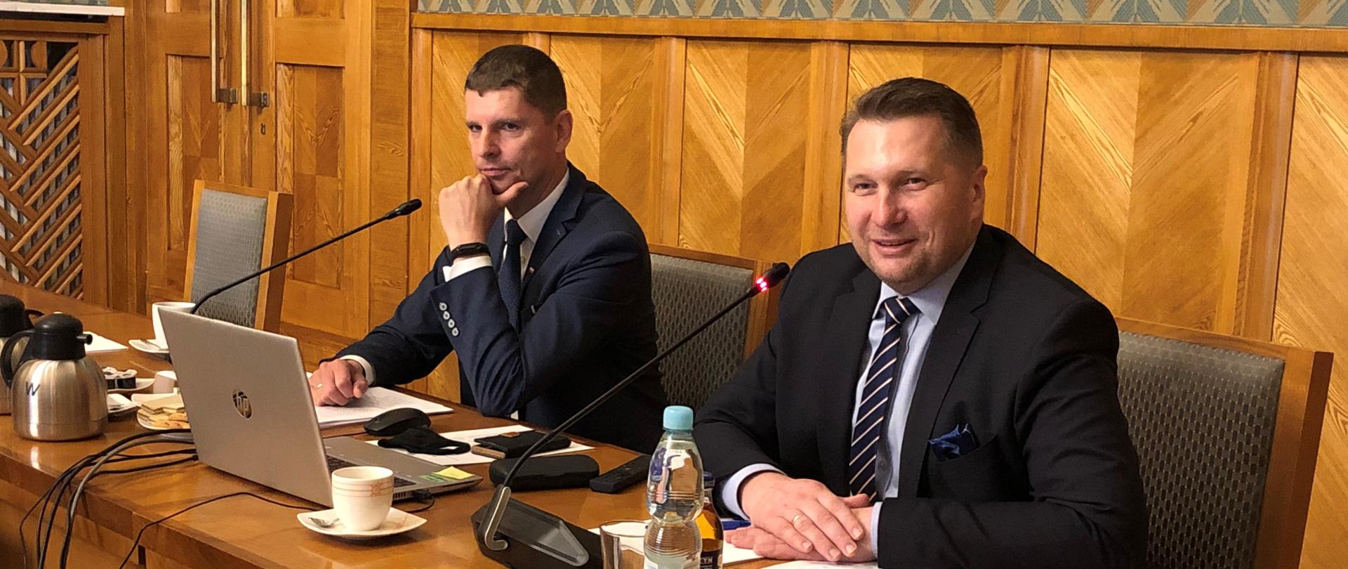 Pierwsze spotkanie grupy roboczej do spraw systemu awansu zawodowego nauczycieli z udziałem ministra Przemysława Czarnka i wiceministra Dariusza Piontkowskiego