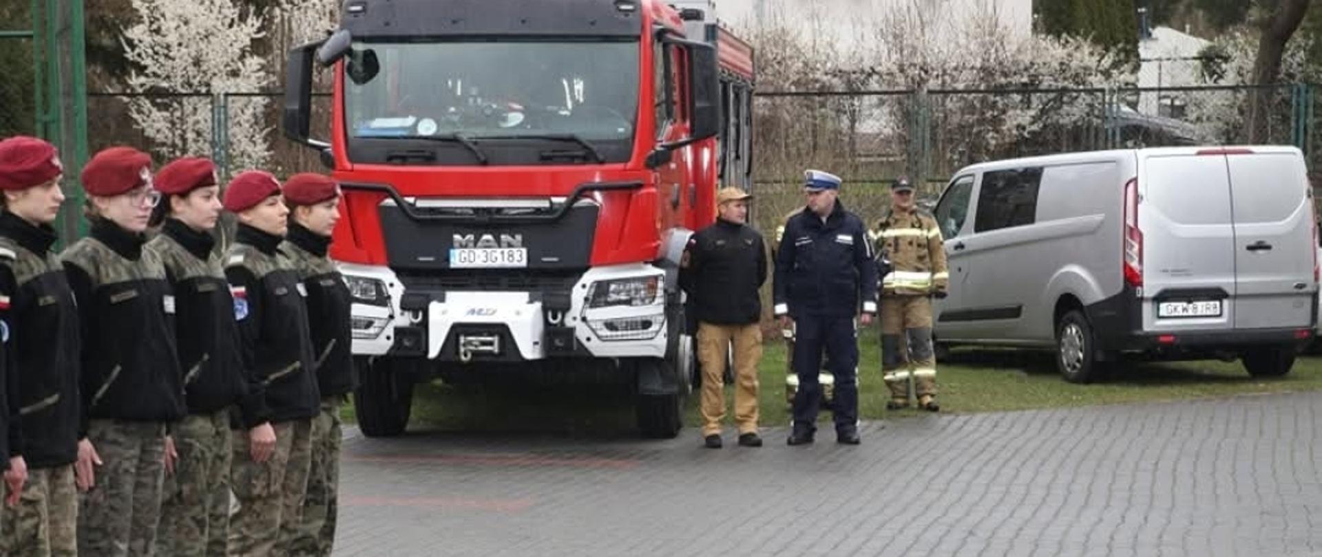Wóz bojowy i kadeci szkoły stoją na placu