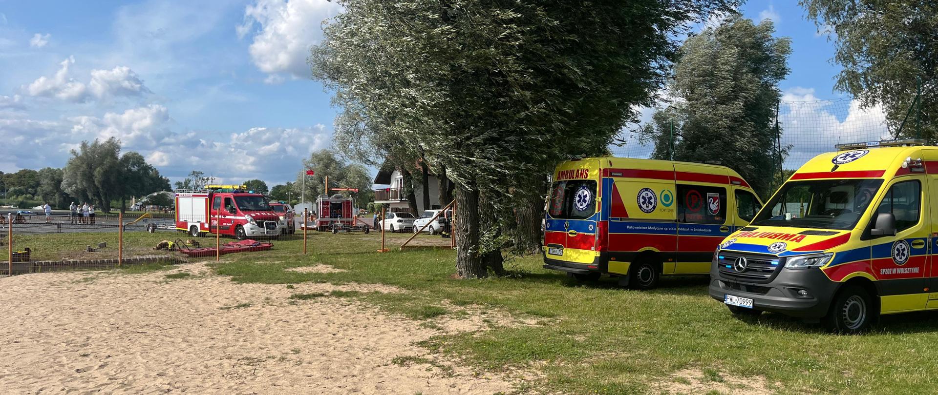Pojazdy służb ratunkowych na plaży