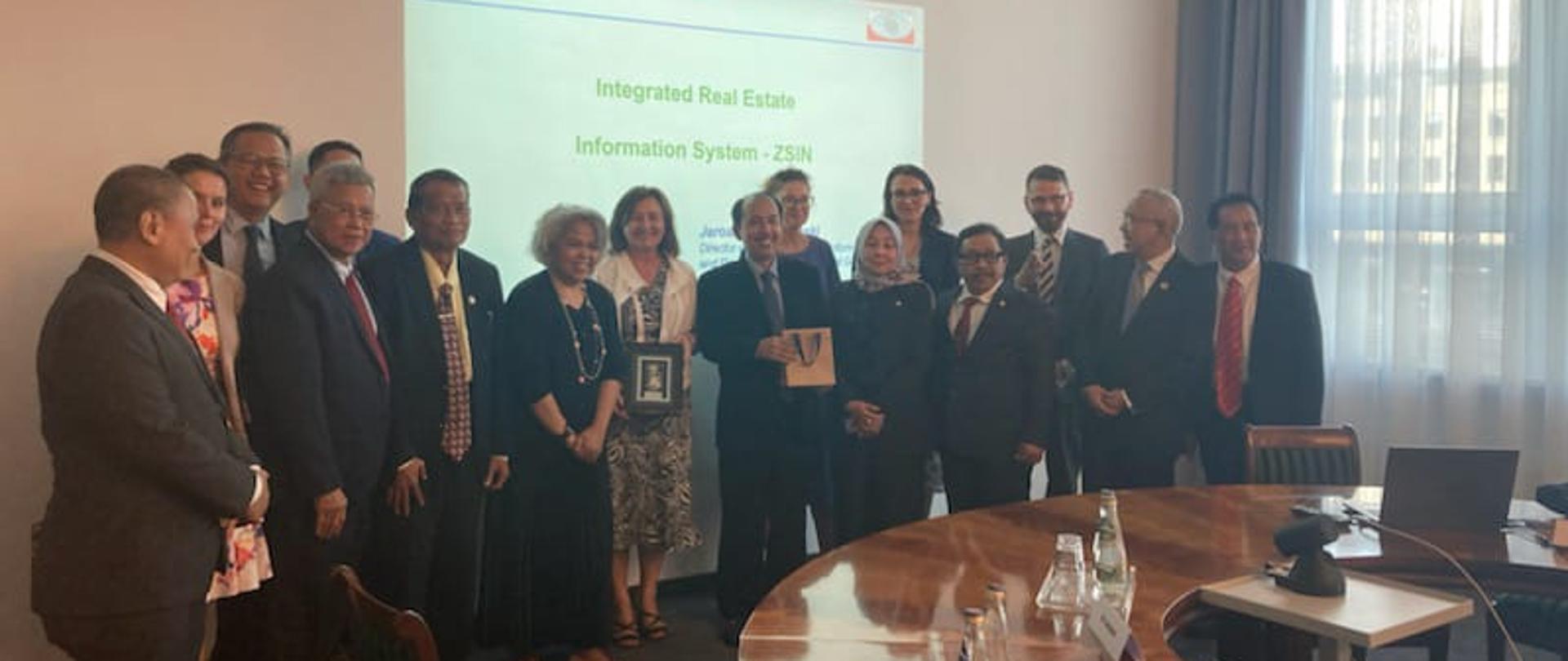 Zdjęcie przedstawia uczestników spotkania z delegacją parlamentarną z Indonezji