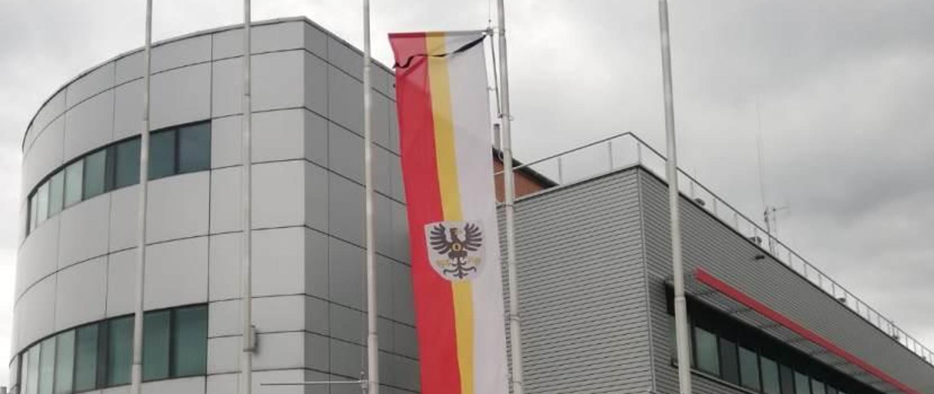 Opuszczona flaga z kirem