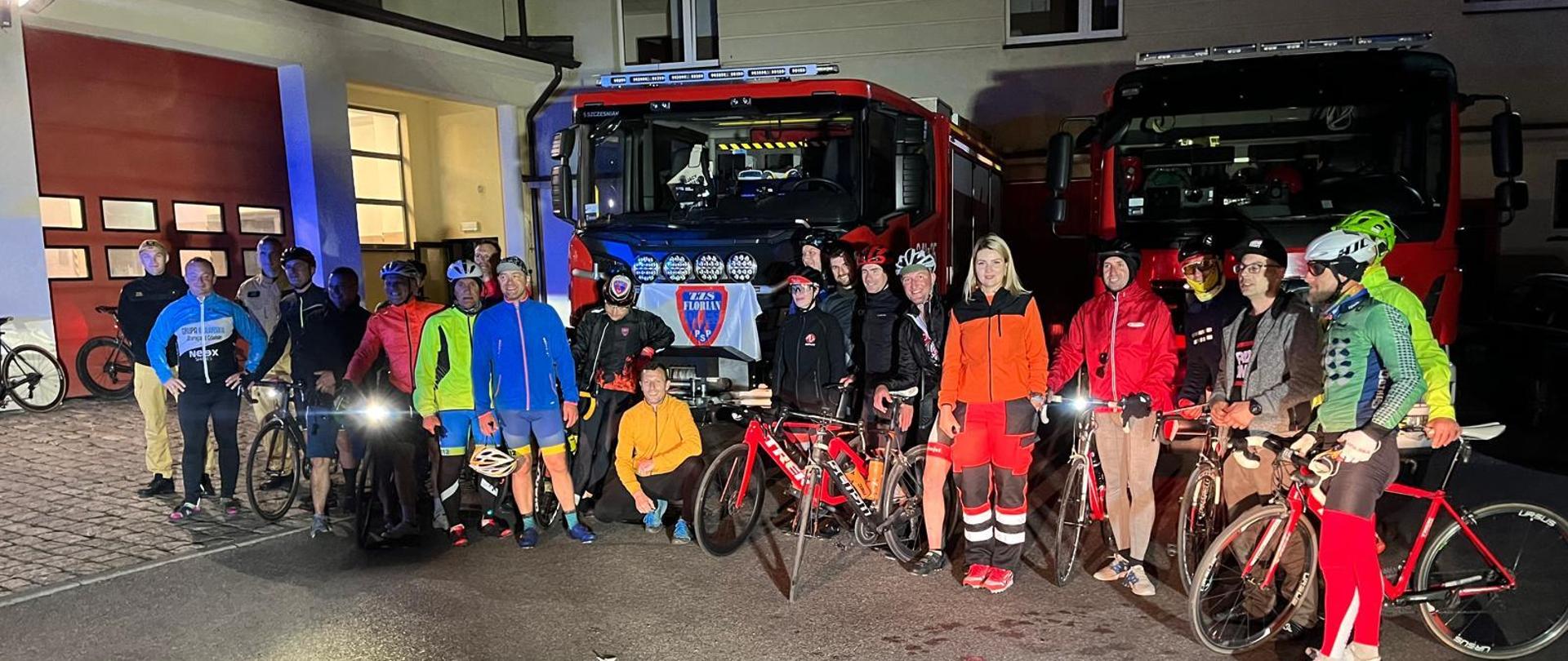 Zdjęcie przedstawia uczestników akcji 500+KM