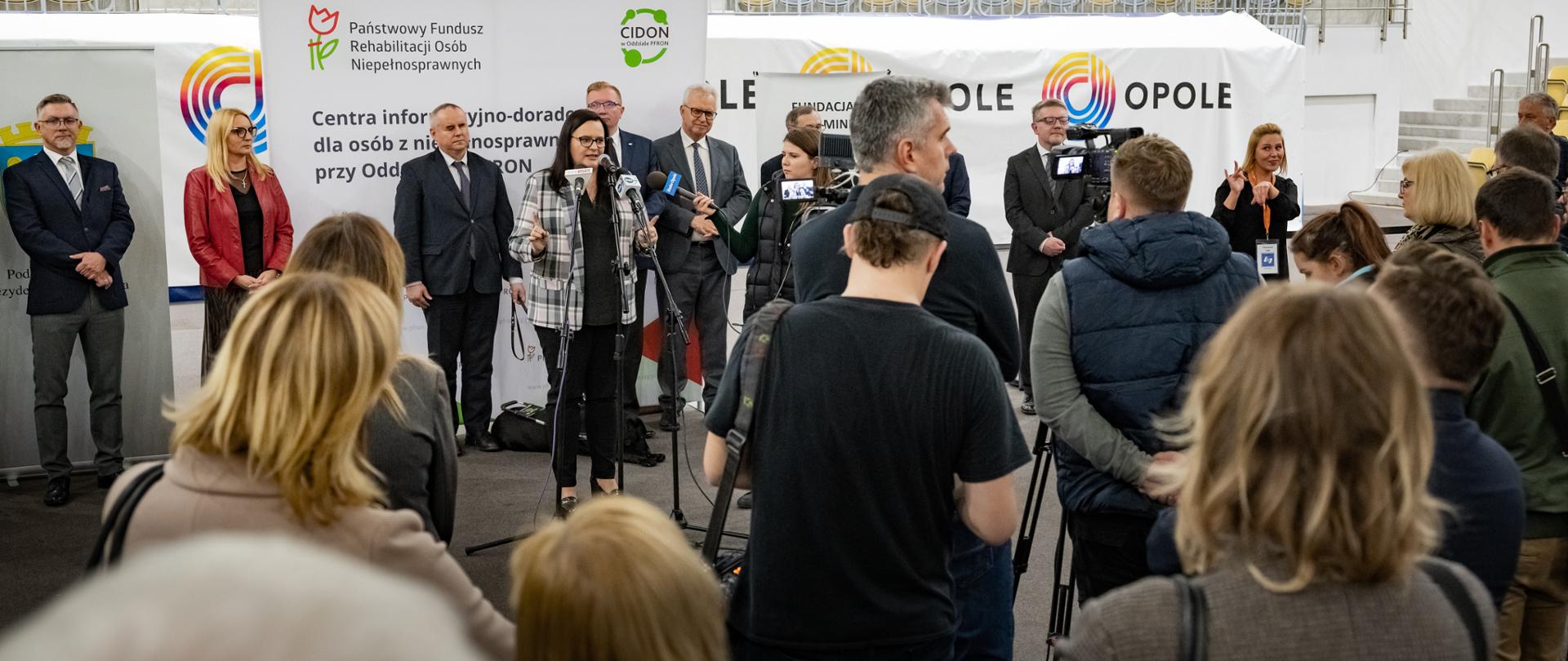 Grupa osób podczas konferencji prasowej. Przed mikrofonami wiceminister Małgorzata Jarosińska-Jedynak.