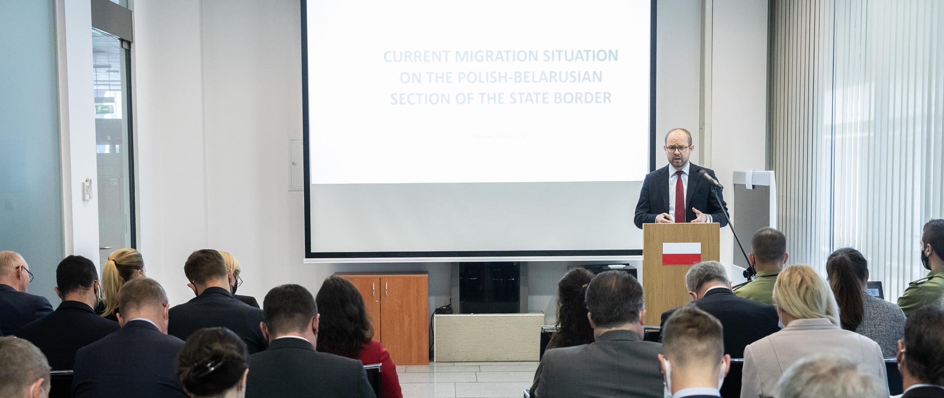 2021.10.12 Warszawa . Minister Marcin Przydacz . Spotkanie z korpus dyplomatyczny na temat sytuacji na granicy Polska - Bialorus .Fot. Tymon Markowski / MSZ