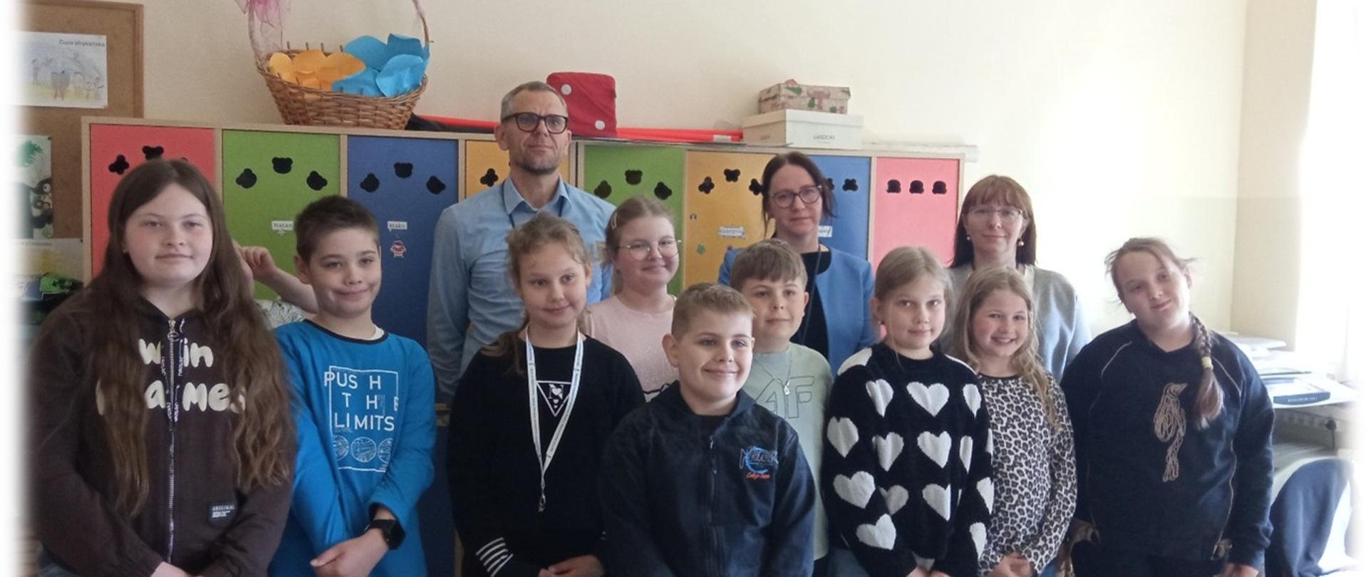 wspólne zdjęcie z uczniami klasy III