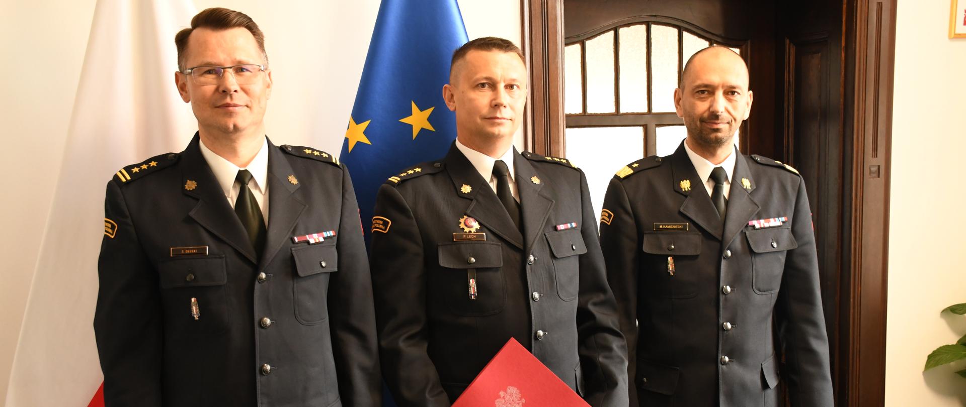 Trzech funkcjonariuszy