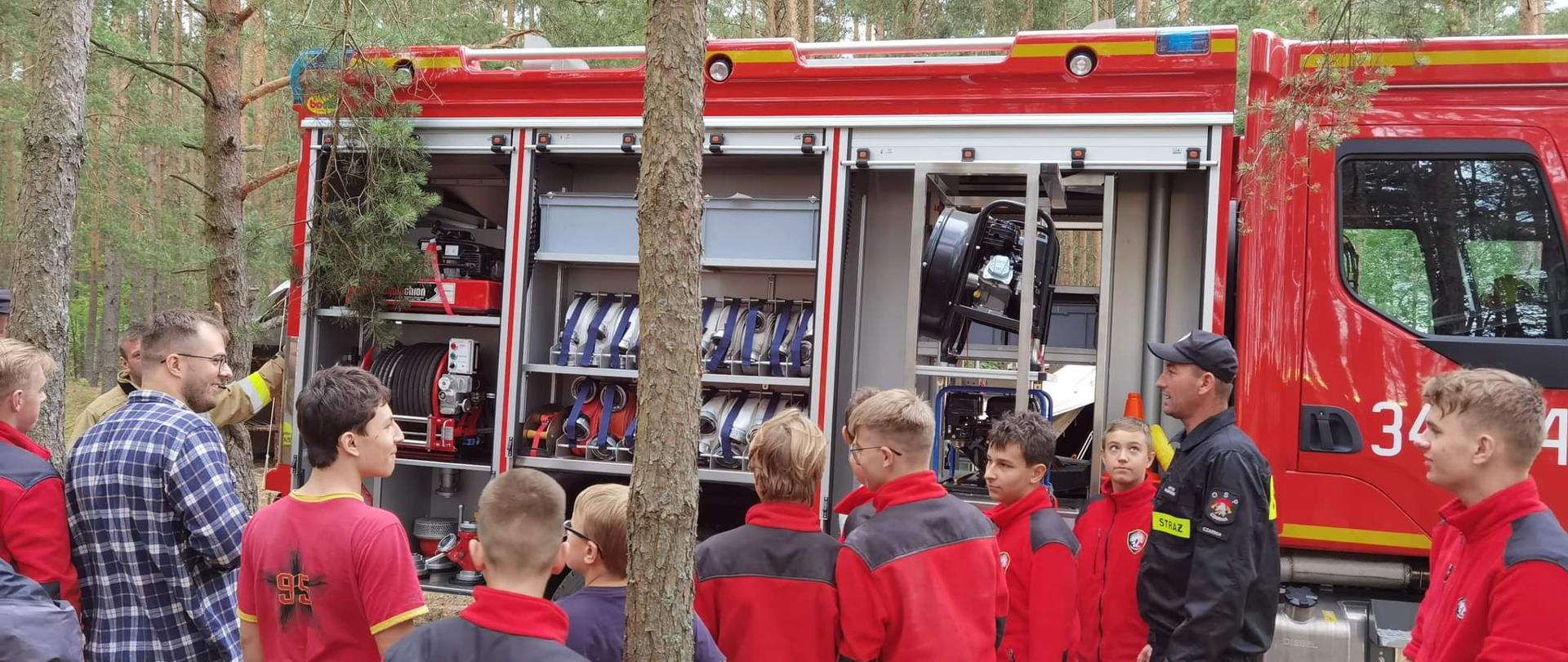 Obóz harcerski - wizyta strażaków OSP Czarnia