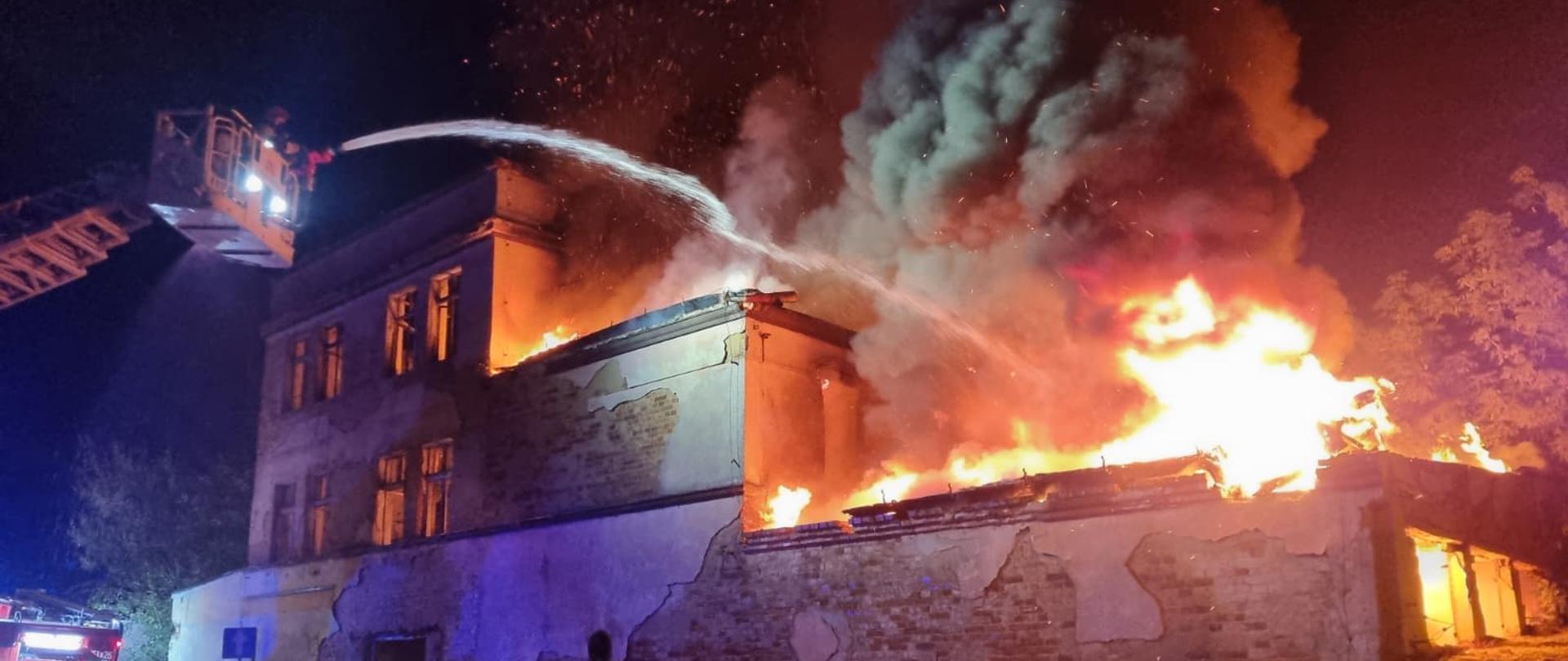 Pożar pustostanu w miejscowości Nysa na ulicy Andrzeja Kmicica