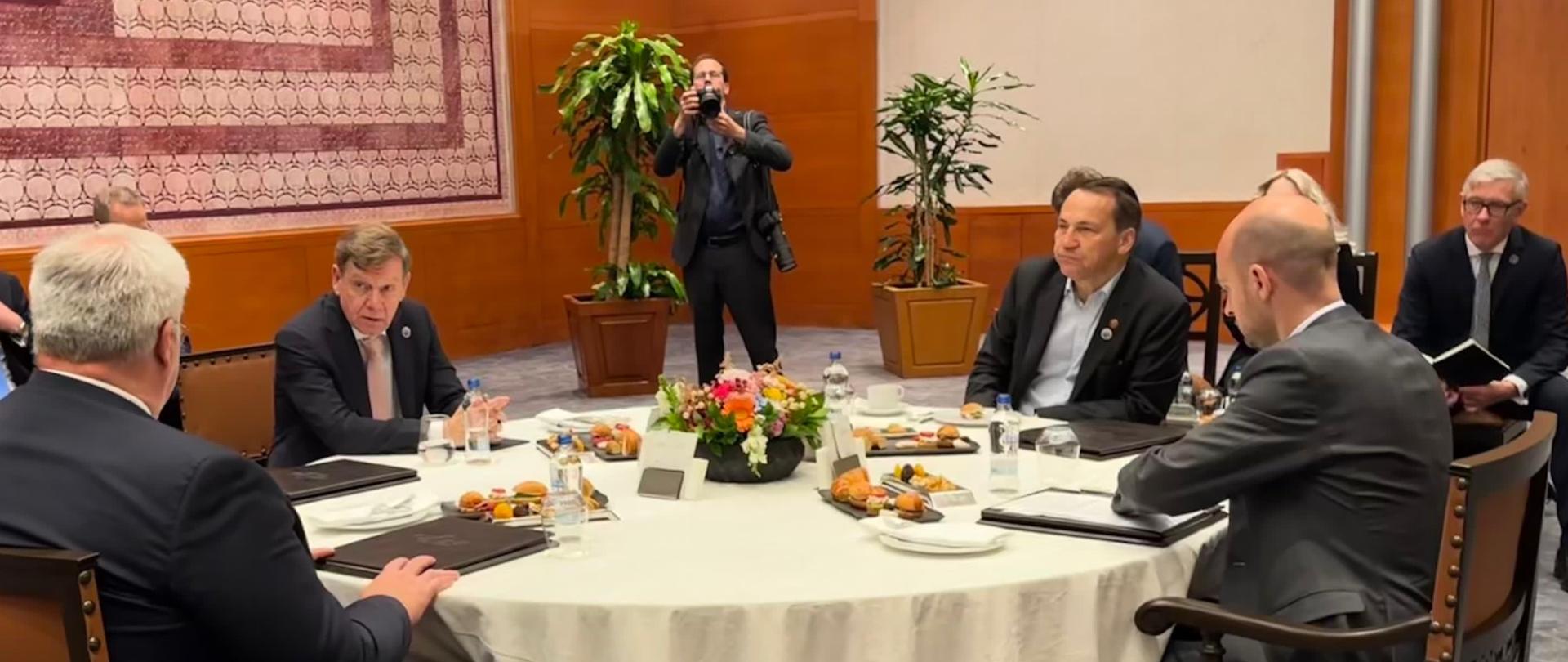 Minister Spraw Zagranicznych Radosław Sikorski rozmawiał ze swoimi odpowiednikami w formacie Trójkąta Weimarskiego (Polska, Francja, Niemcy) + Ukraina. 