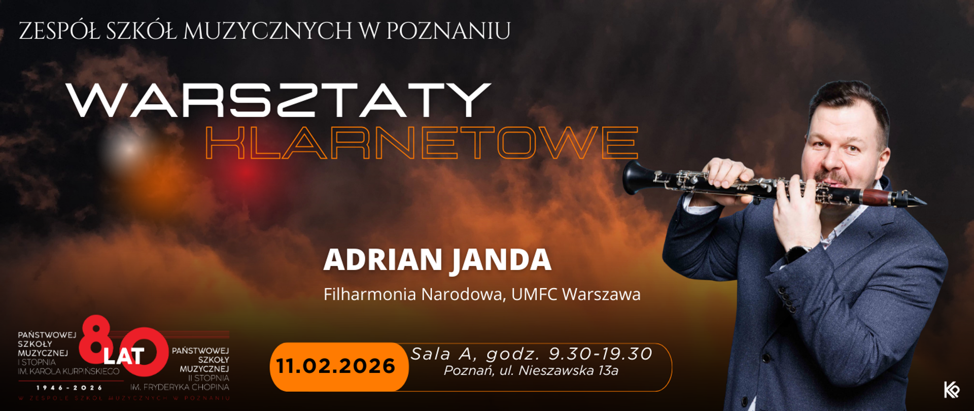 Plakat promujący warsztaty klarnetowe w Zespole Szkół Muzycznych w Poznaniu. Po prawej stronie mężczyzna grający na klarnecie, w garniturze, na ciemnym, scenicznie oświetlonym tle. Duży napis „Warsztaty klarnetowe”, poniżej informacja o prowadzącym: Adrian Janda – Filharmonia Narodowa, UMFC Warszawa. Podana data 11.02.2026, miejsce: Sala A, godz. 9:30–19:30, adres w Poznaniu. Widoczne logo i informacja o 80-leciu szkoły.
