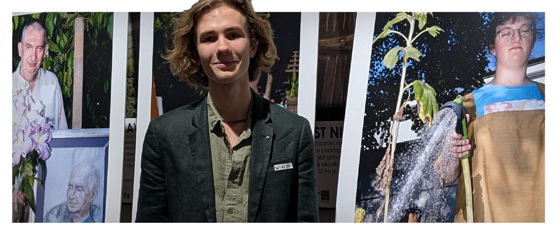 22 listopada 2025 roku, podczas IV Wawerskiego Dnia Osób z Niepełnosprawnościami – Scena bez Barier, można było zobaczyć wyjątkową wystawę fotograficzną przygotowaną przez naszego ucznia, Wiktora Kasprzyka. Projekt „Portret pasji” powstał w ramach inicjatywy „Cieszyć się życiem. Wokół twórczości osób z niepełnosprawnościami”, finansowanej przez Dzielnicę Wawer.