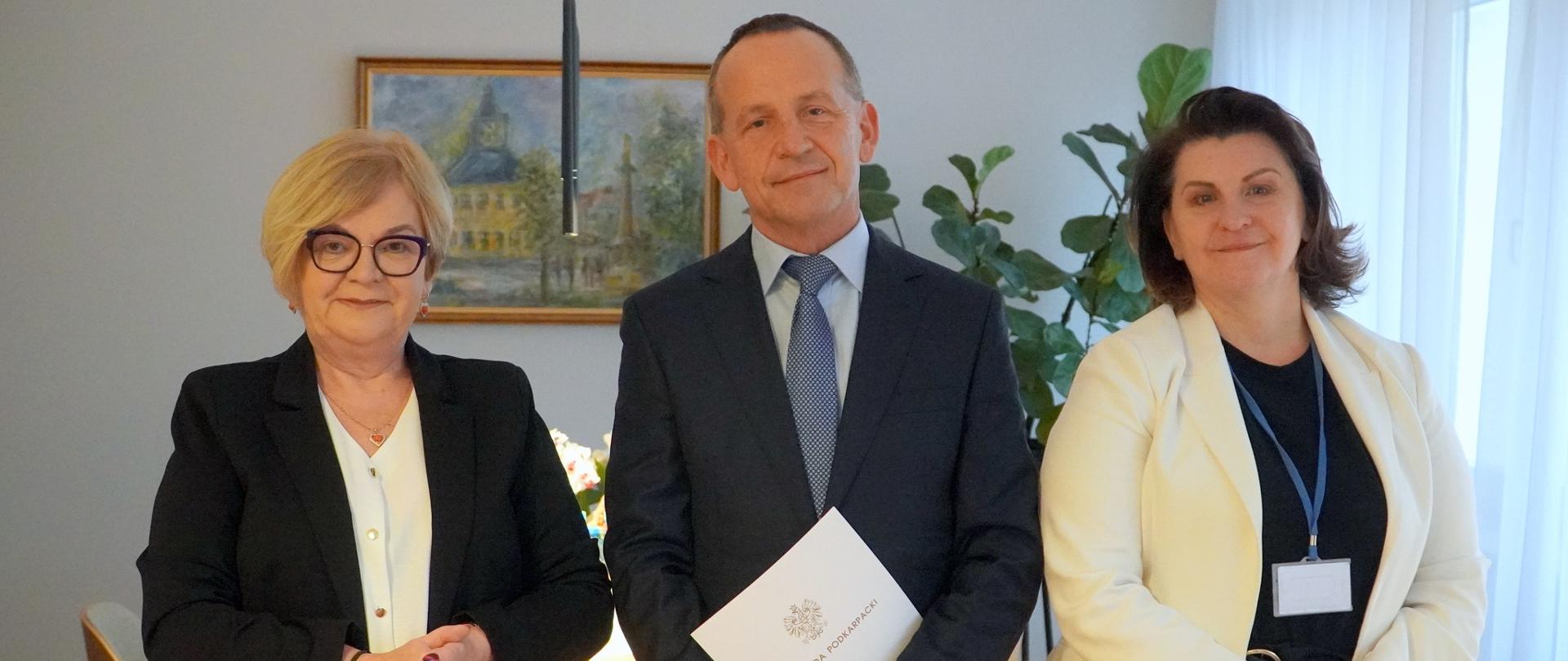 Zdjęcie przedstawia uczestników spotkania z konsultantem wojewódzkim w dziedzinie chorób zakaźnych