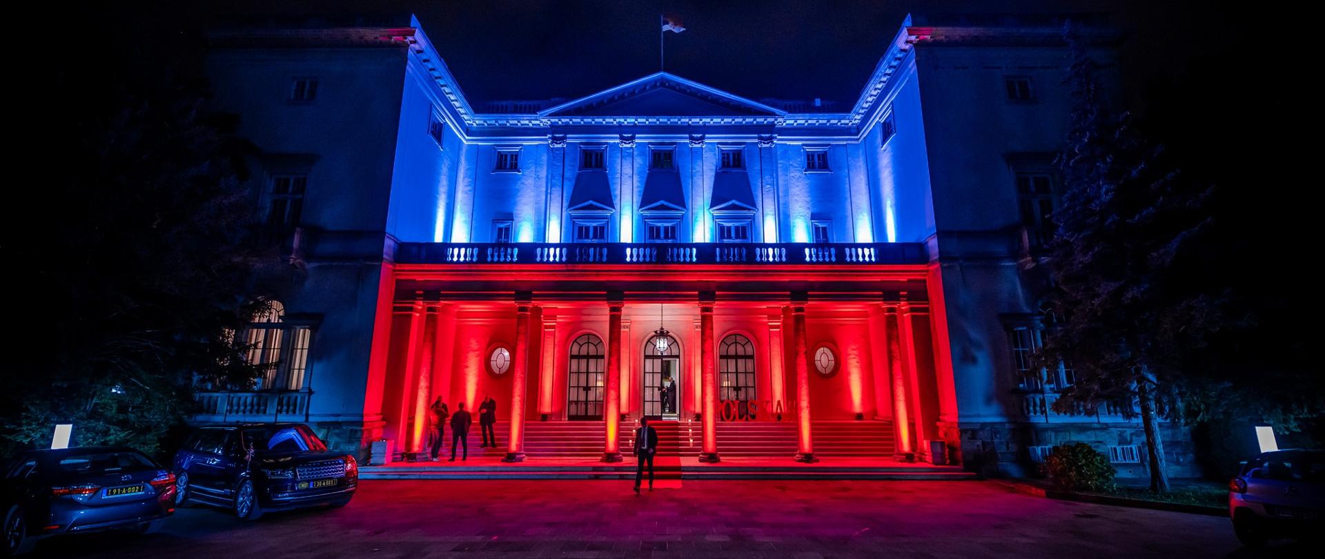 Oko 450 gostiju prisustvovalo je svečanom prijemu u Belom dvoru organizovanom povodom Dana nezavisnosti 11. novembra. 