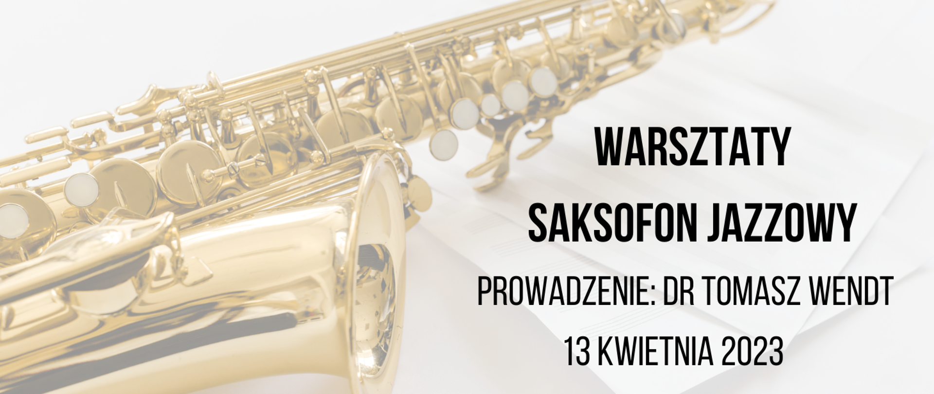 Złoty saksofon leżący na nutach. Z prawej strony tekst zapisany czarnymi literami: Warsztaty, saksofn jazzowy, prowadzenie: dr Tomasz Wendt 13 kwietnia 2023.