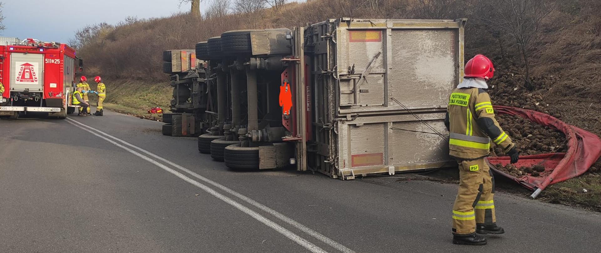 Samochód ciężarowy przewożący buraki przewróciłsię na prawy bok na drodze w tzw. wąwozie