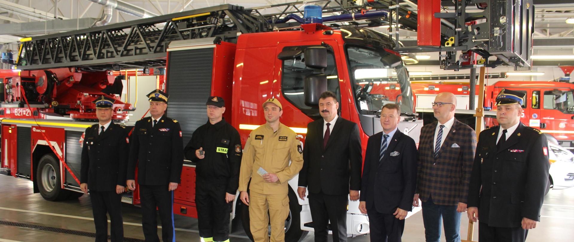 UROCZYSTE PRZEKAZANIE SAMOCHODU SPECJALNEGO Z DRABINĄ MECHANICZNĄ W KOMENDZIE POWIATOWEJ PSP W TURKU