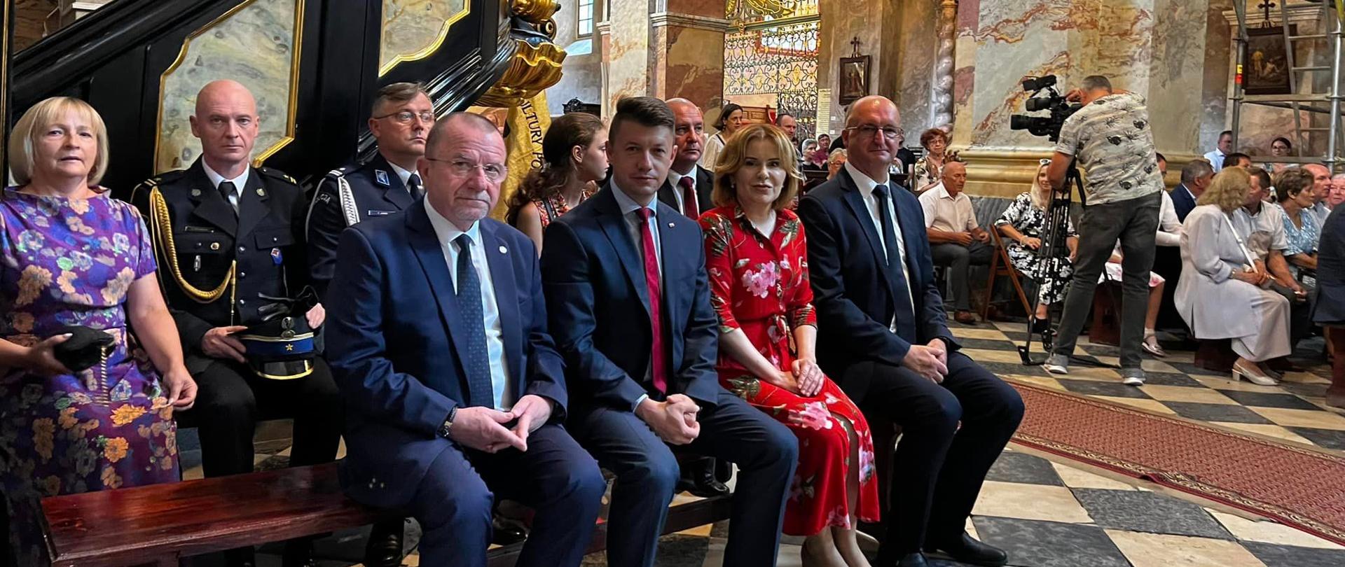 Na zdjęciu parlamentarzyści oraz samorządowcy podczas uroczystej mszy poświęconej Centralnym Obchodom Roku Jubileuszowego 800-lecia śmierci bł. Wincentego Kadłubka w kościele klasztornym Archiopactwa Cysterskiego w Jędrzejowie