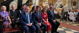 Na zdjęciu parlamentarzyści oraz samorządowcy podczas uroczystej mszy poświęconej Centralnym Obchodom Roku Jubileuszowego 800-lecia śmierci bł. Wincentego Kadłubka w kościele klasztornym Archiopactwa Cysterskiego w Jędrzejowie