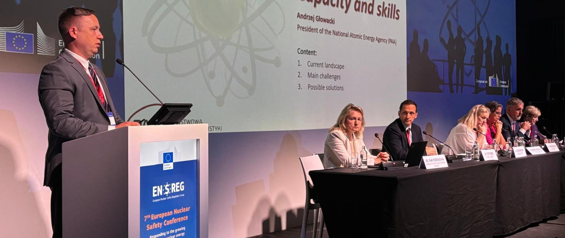 Andrzej Głowacki współprowadzi sesję pt. „Kompetencje i umiejętności” - przedstawia prezentację, która za nim jest wyświetlana, obok siedzą inni prowadzący konferencję