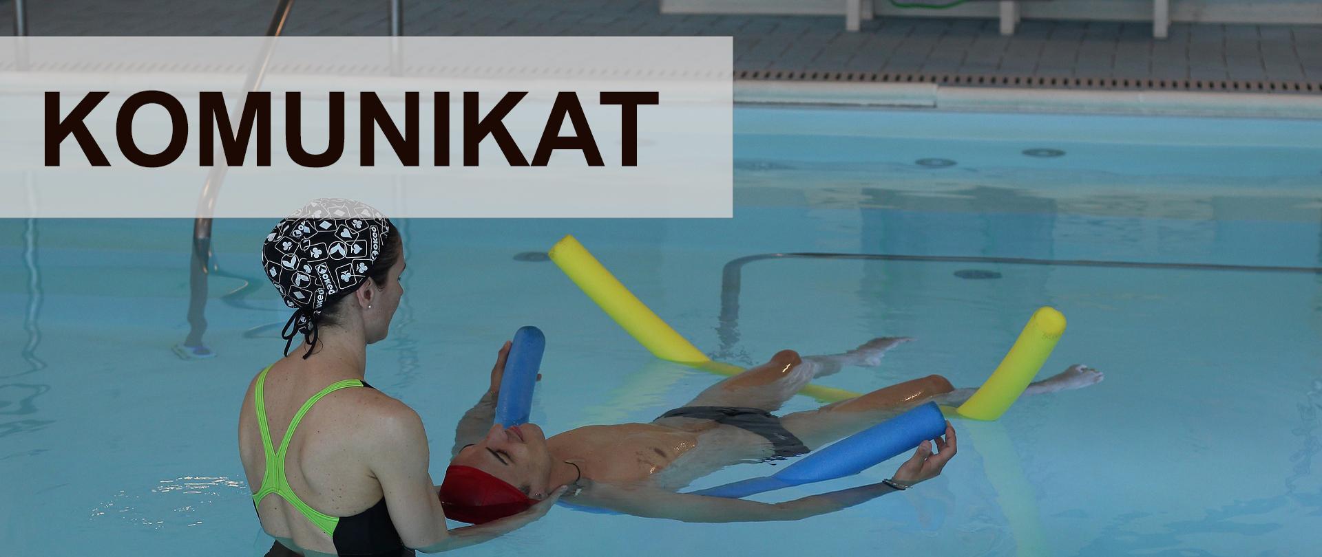 Na zdjęciu dwie osoby przebywające w basenie. Kobieta po lewej stronie podtrzymuje, leżącego w wodzie na terapeutycznych wałkach mężczyznę. Na zdjęciu dodano napis: Komunikat dot. OCR w Korfantowie 