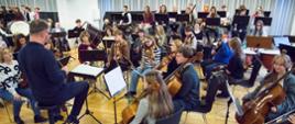 Zdjęcie przedstawia orkiestrę szkolną w czasie próby