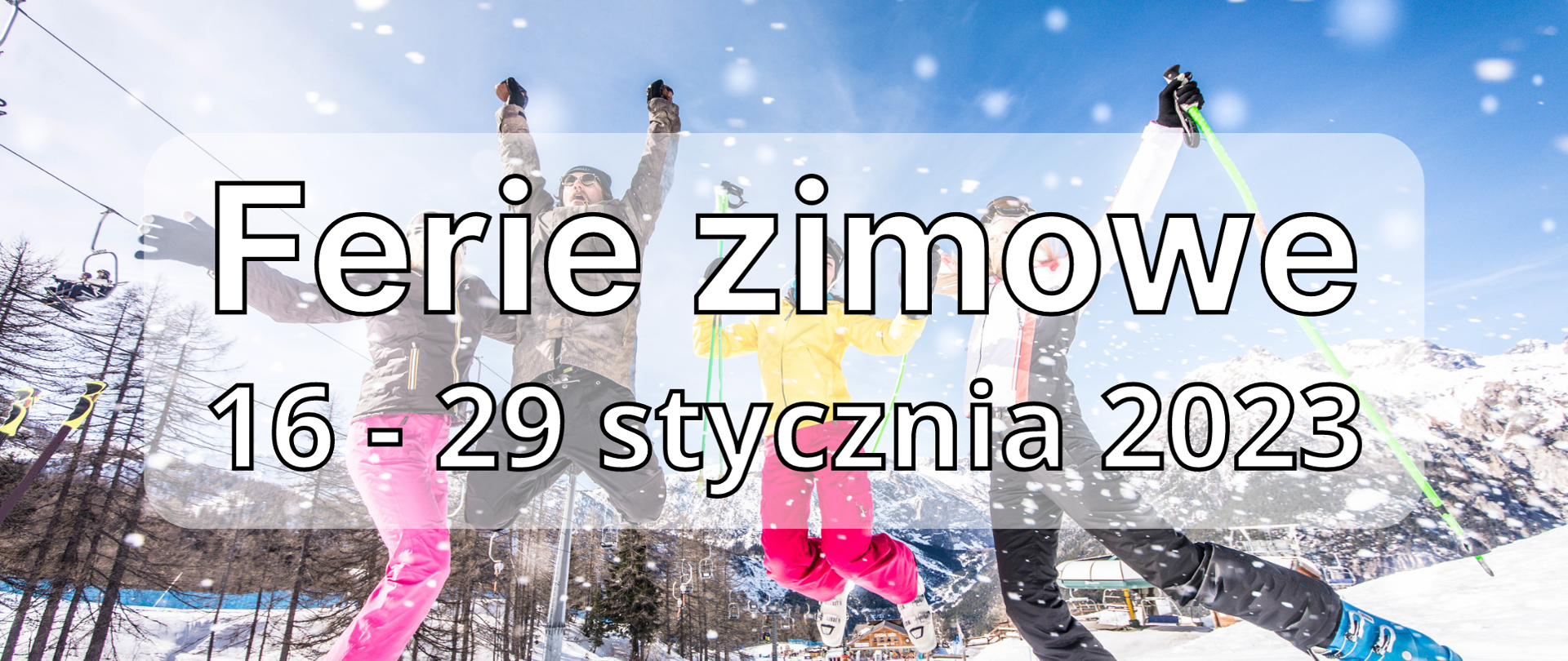 Grafika przedstawia cztery osoby w kolorowych strojach narciarskich na ośnieżonym stoku. Na środku plakatu znajduje się napis: ferie zimowe, 16-29 stycznia 2023. W prawym górnym rogu widnieje logo szkoły w kolorze biało-czerwonym.