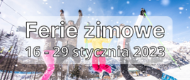 Grafika przedstawia cztery osoby w kolorowych strojach narciarskich na ośnieżonym stoku. Na środku plakatu znajduje się napis: ferie zimowe, 16-29 stycznia 2023. 