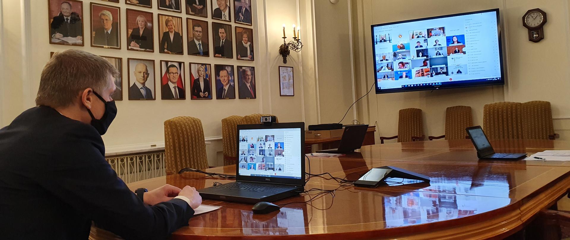 Minister Piotr Nowak w sali portretowej Ministerstwa Finansów na spotkaniu online ASEM 