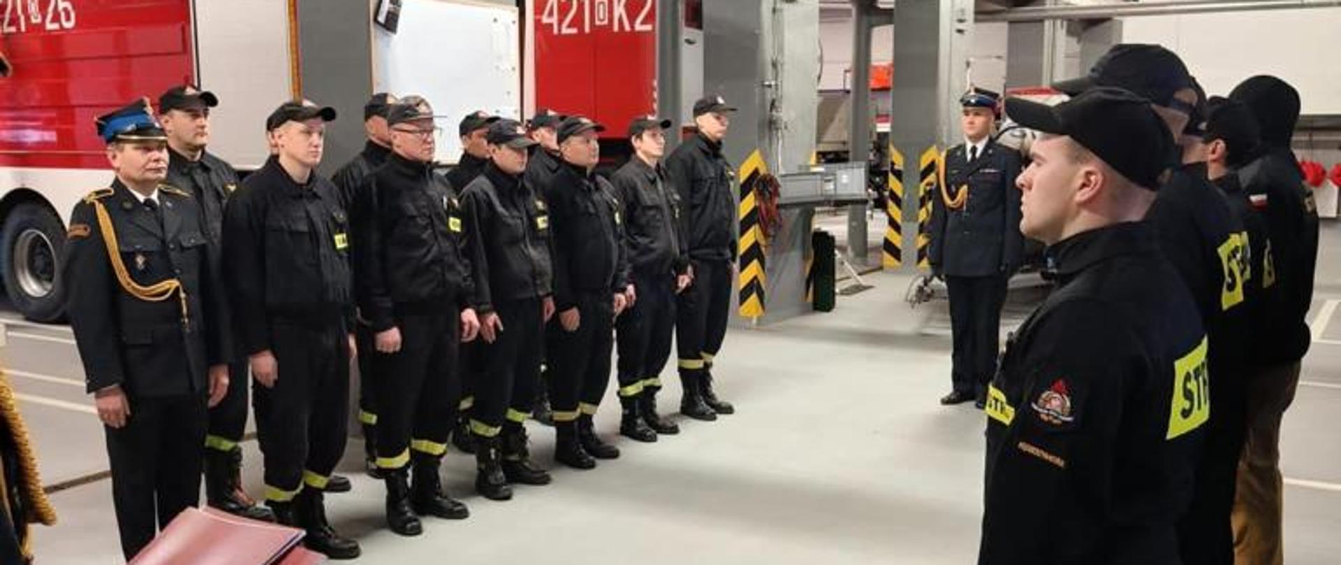 Uroczysta zbiórka z okazji wręczenia decyzji Komendanta Powiatowego PSP w Kędzierzynie-Koźlu o mianowaniu na stanowiska 