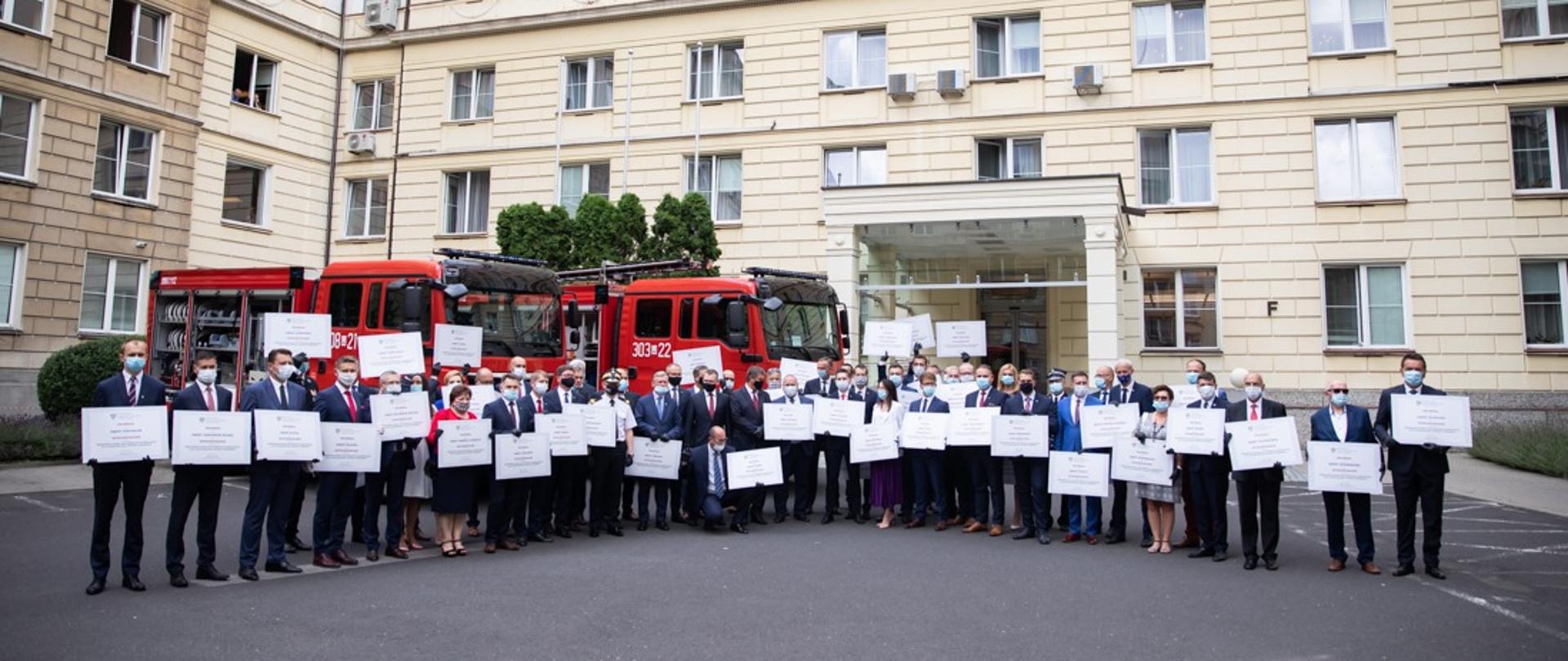 II tura „Bitwy o wozy” – promesy na zakup samochodów strażackich trafiły do gmin