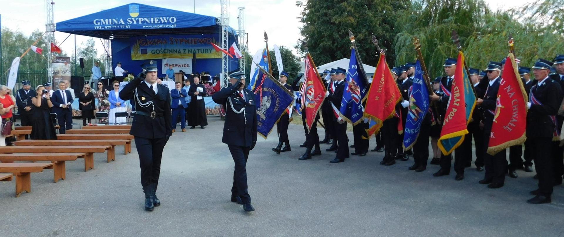 Dowódca uroczystości wraz z Wiceprezesem Zarządu Wojewódzkiego ZOSP RP wita poczty sztandarowe jak również zaproszonych gości