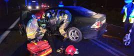 Strażacy udzielający pomocy podczas wypadku w samochodzie