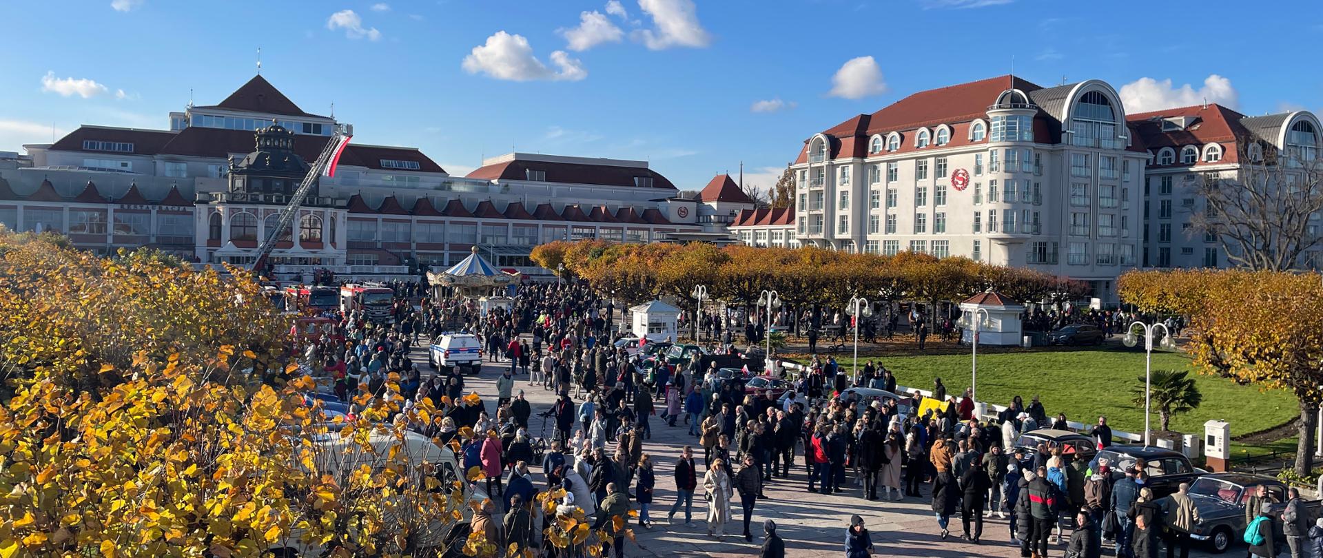 Mieszkańcy i turyści na Skwerze kuracyjnym oglądający samochody zabytkowe i strażackie