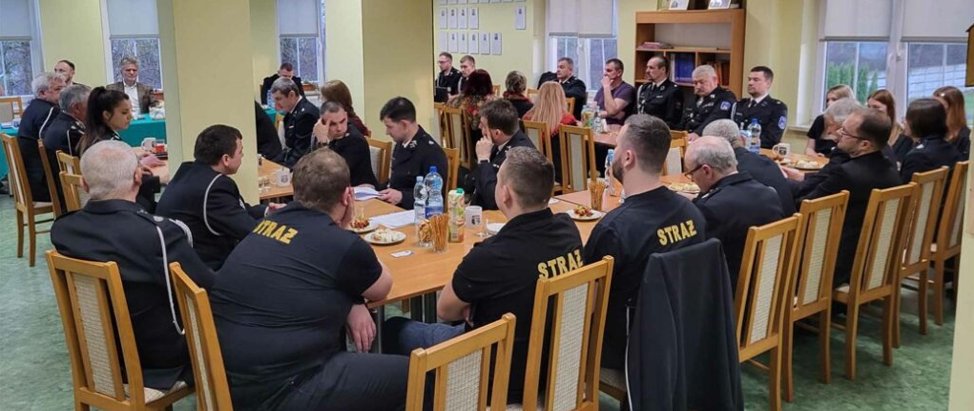 Zdjęcie przedstawia organizatorów, gości i członków jednostek ochotniczych straży pożarnych na spotkaniach sprawozdawczych.