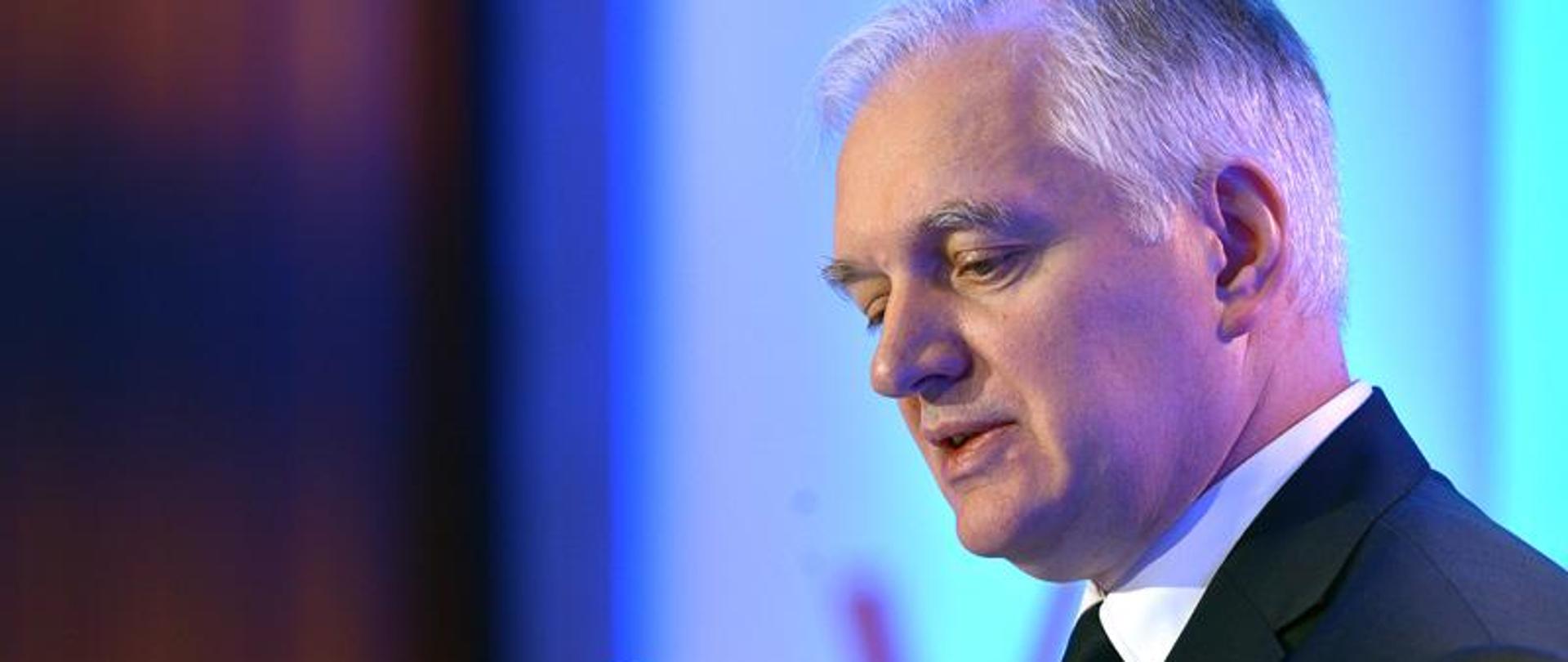 Minister Gowin przemawia do mikrofonu