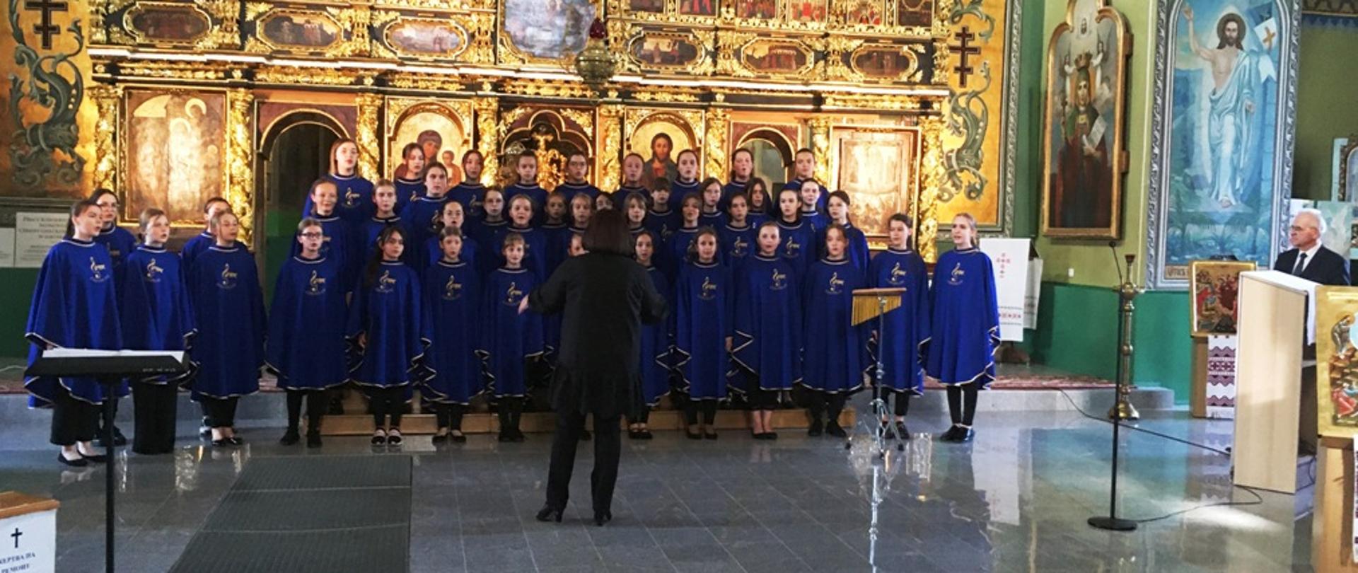 Na zdjęciu Chór PSM I st. im. F. Chopina w Jarosławiu pod kierownictwem Jadwigi Nowosiad przed ołtarzem Cerkwi Greckokatolickiej pw. Przemienienia Pańskiego w Jarosławiu.