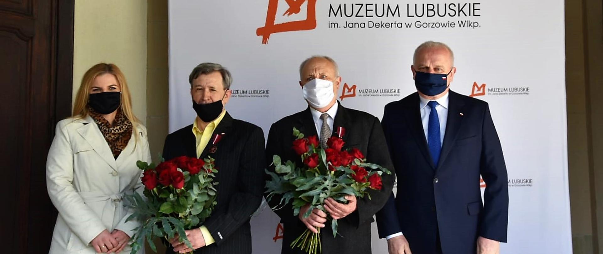 Zdjęcie grupowe, uhonorowani pracownicy Muzeum Lubuskiego wraz z wojewodą oraz dyrektorem Muzeum. W tle ścianka Muzeum Lubuskiego.